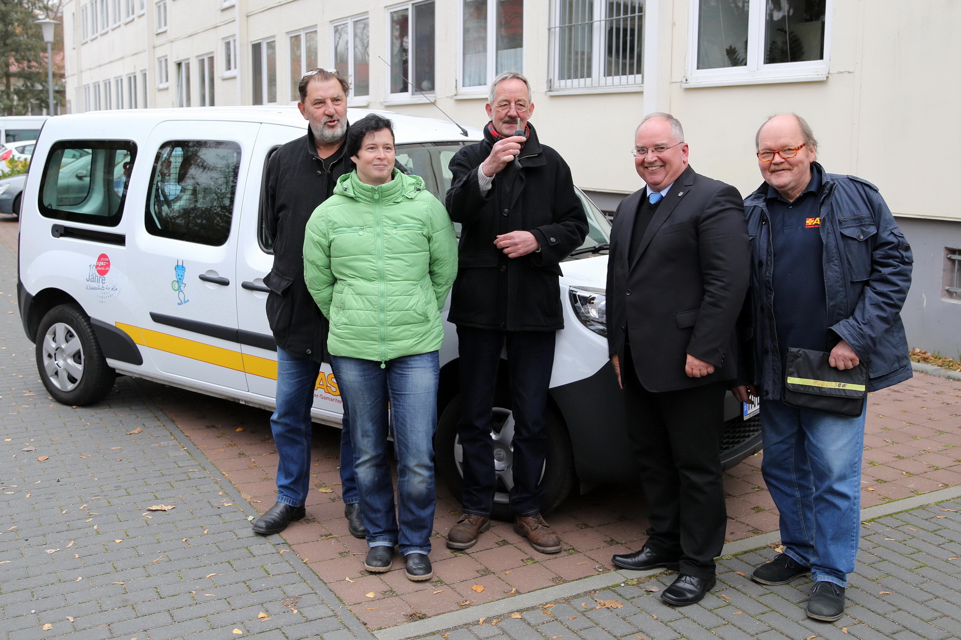 Landkreis übergibt Stromsparhelfern erstes E-Mobil