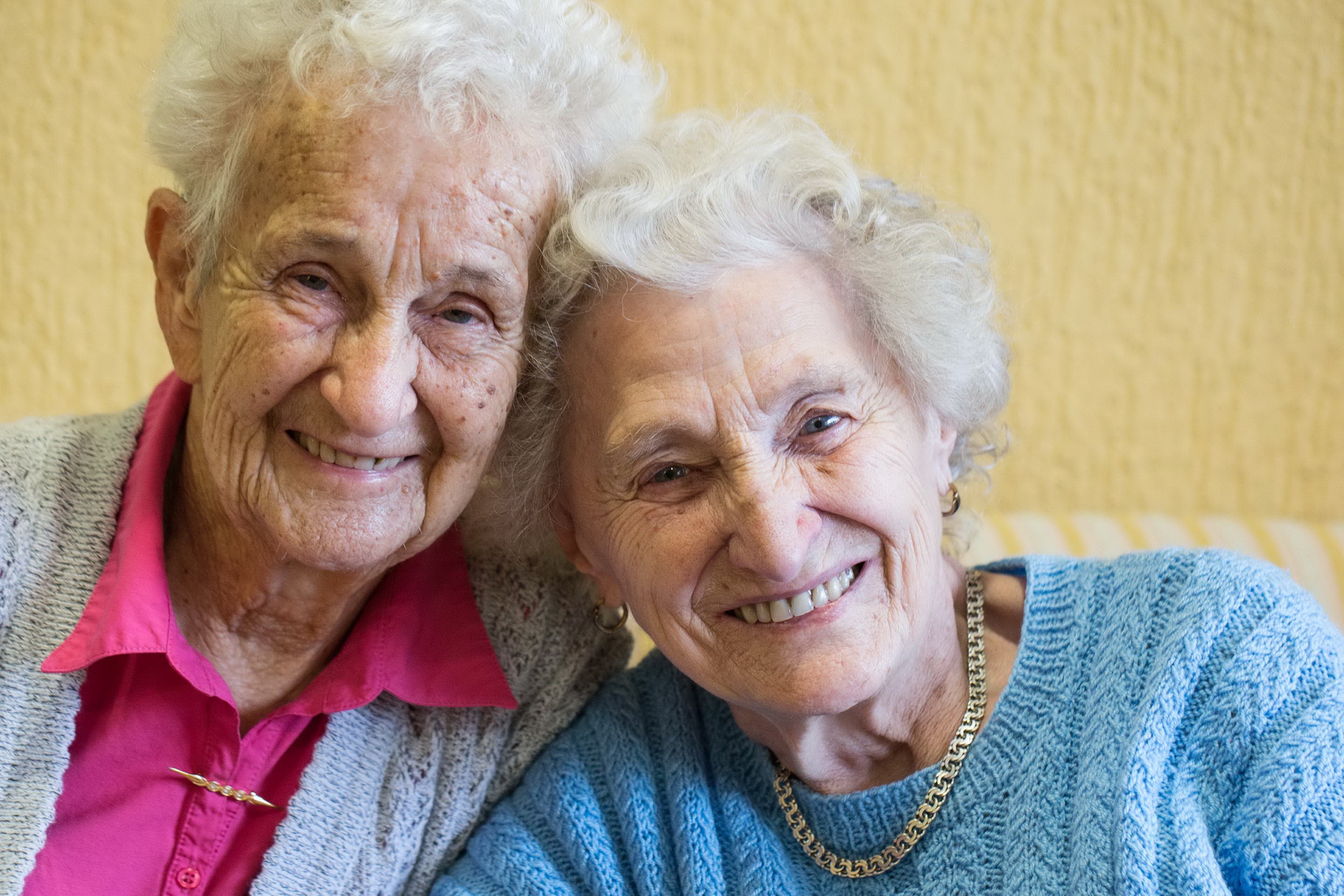 Bild: zwei Seniorinnen