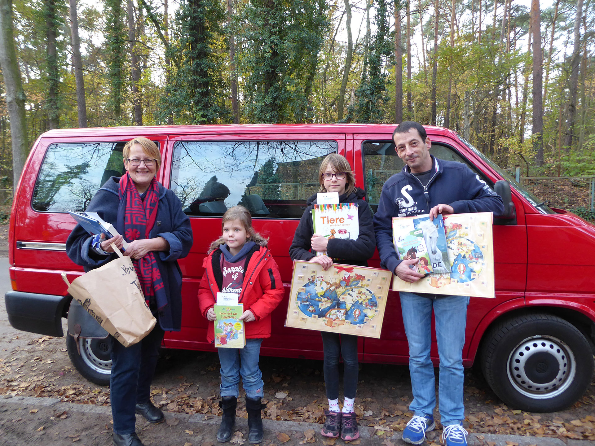 20201111_Bücherübergabe_Kindermalwettbewerb-P1030530_klein.jpg