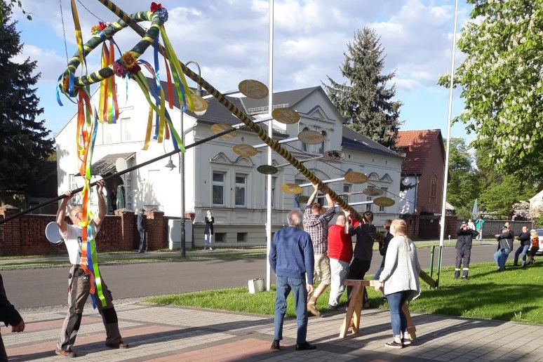 JC Grünefeld Maibaum 1 quer.jpg