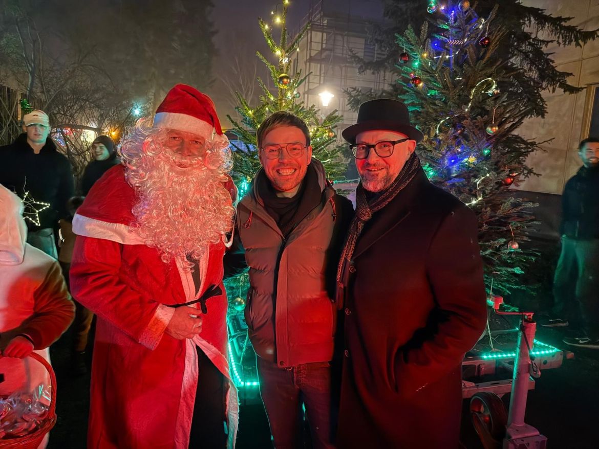 241221 Lichterfahrt Bild mit Bürgermeister.jpg