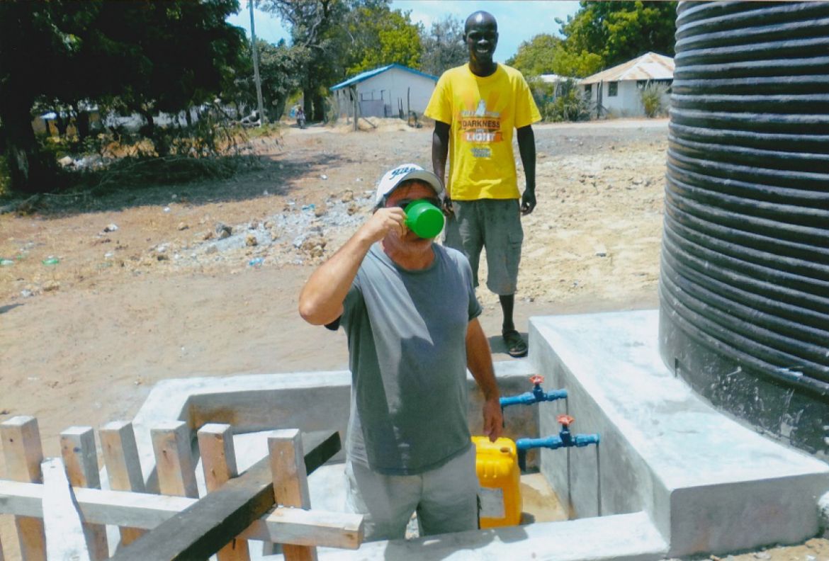 Lamu Ulli trinkt das Wasser